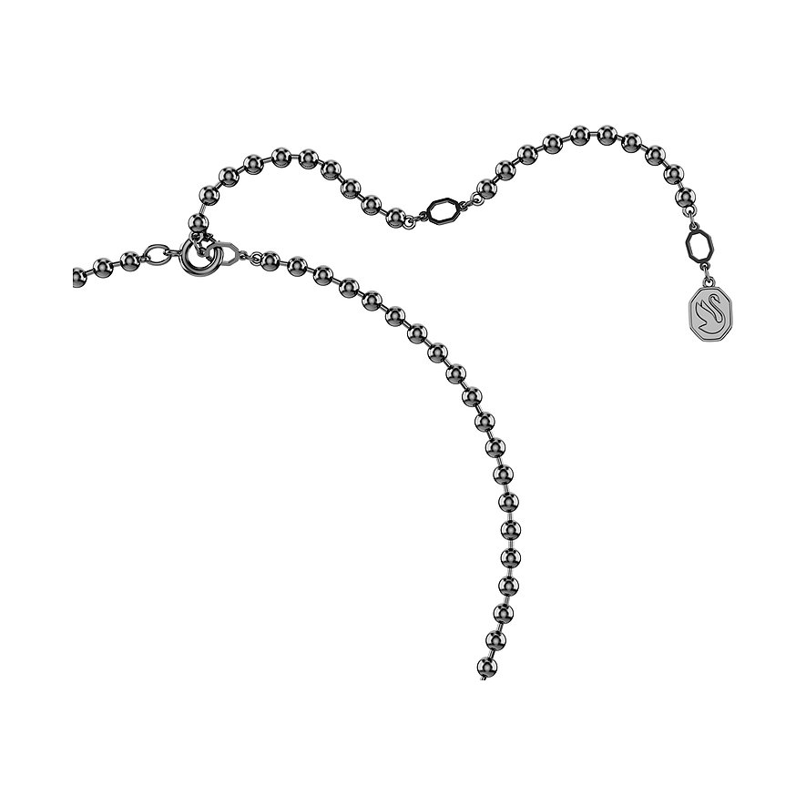 Eine Swarovski Metallkette, bestehend aus glänzenden Metallkugeln und einem oktogonalen Anhänger mit Schwan-Logo.