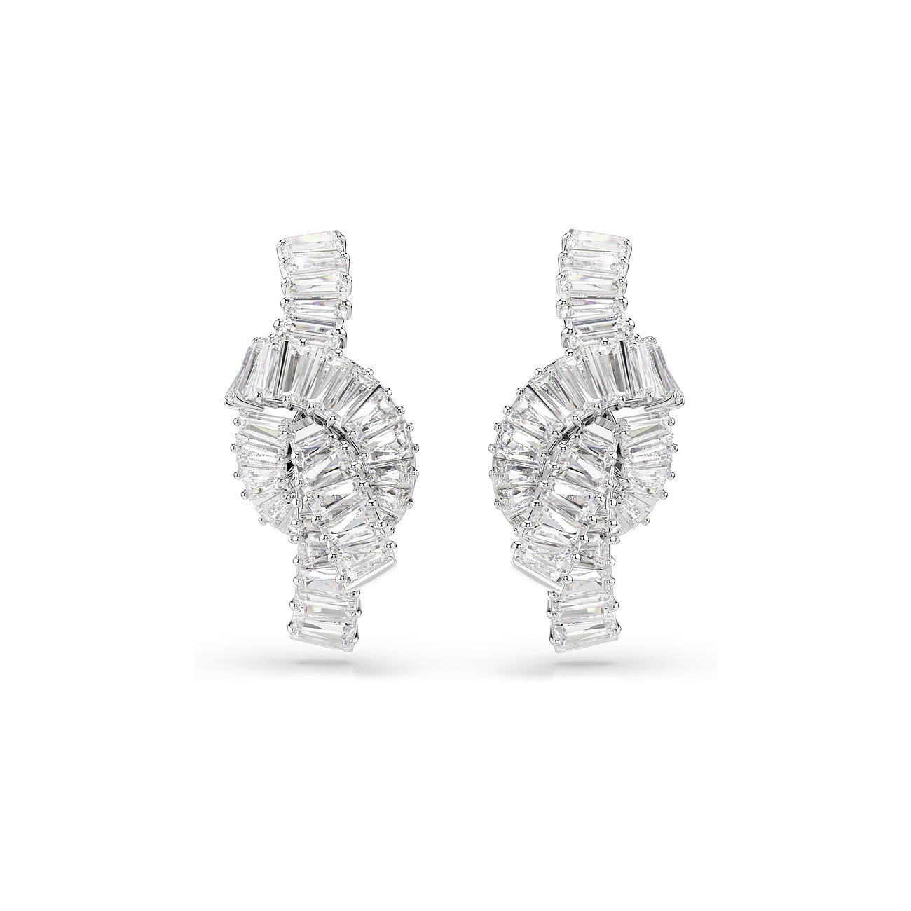 Swarovski oorstekers van metaal met veel fonkelende, heldere Swarovski kristallen, boogvormig gerangschikt.