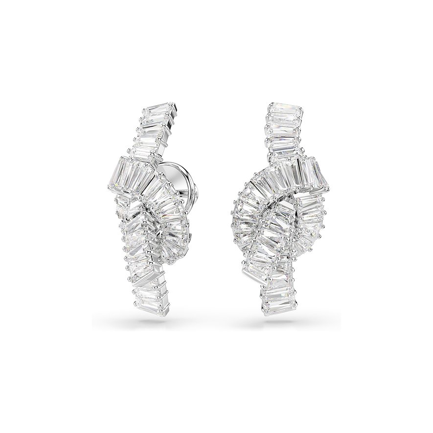 Twee langwerpige, onregelmatig gevormde metalen Swarovski oorbellen, bezet met vele heldere kristallen.