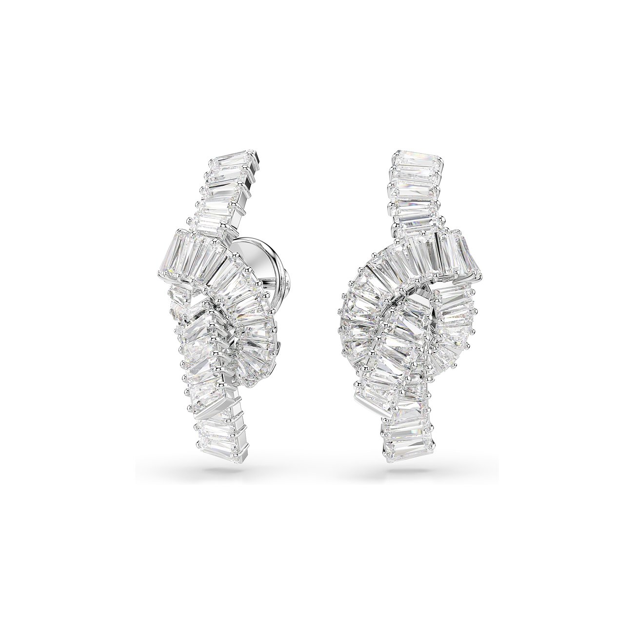 Twee langwerpige, onregelmatig gevormde metalen Swarovski oorbellen, bezet met vele heldere kristallen.
