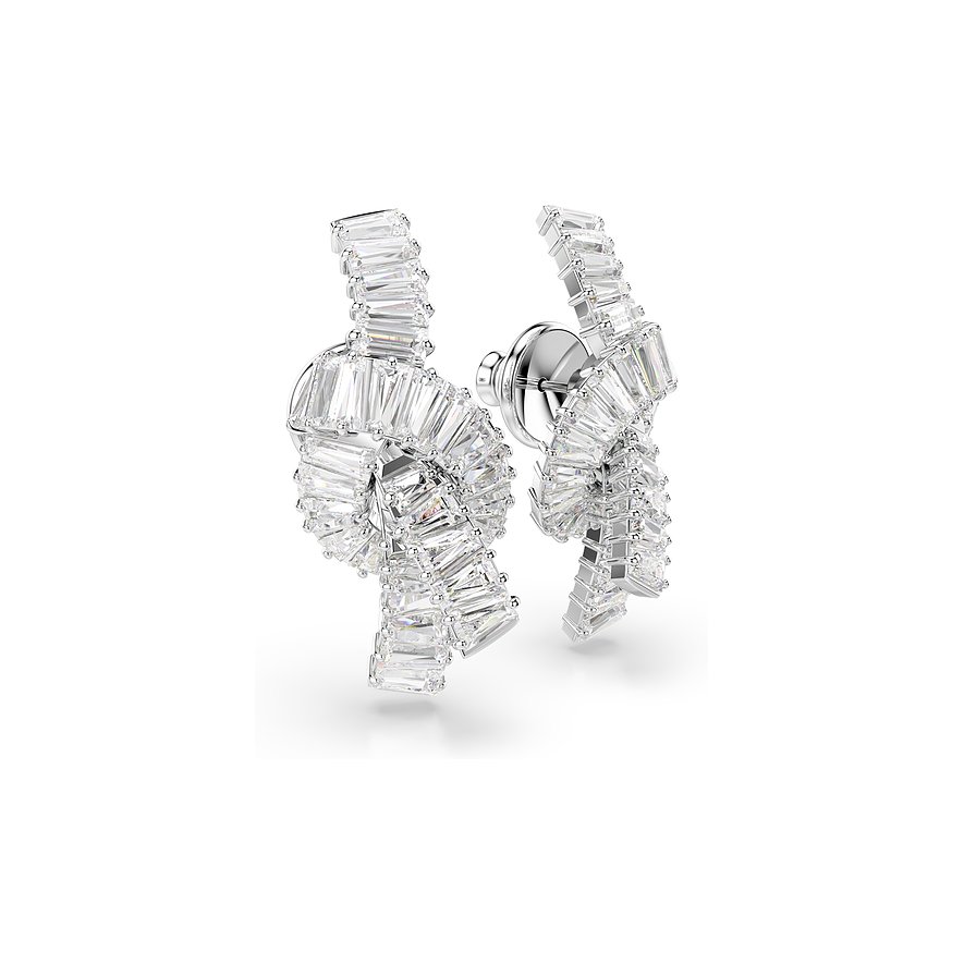 Swarovski oorstekers van metaal met baguettevormige Swarovski kristallen in asymmetrische strikvorm, van bovenaf.