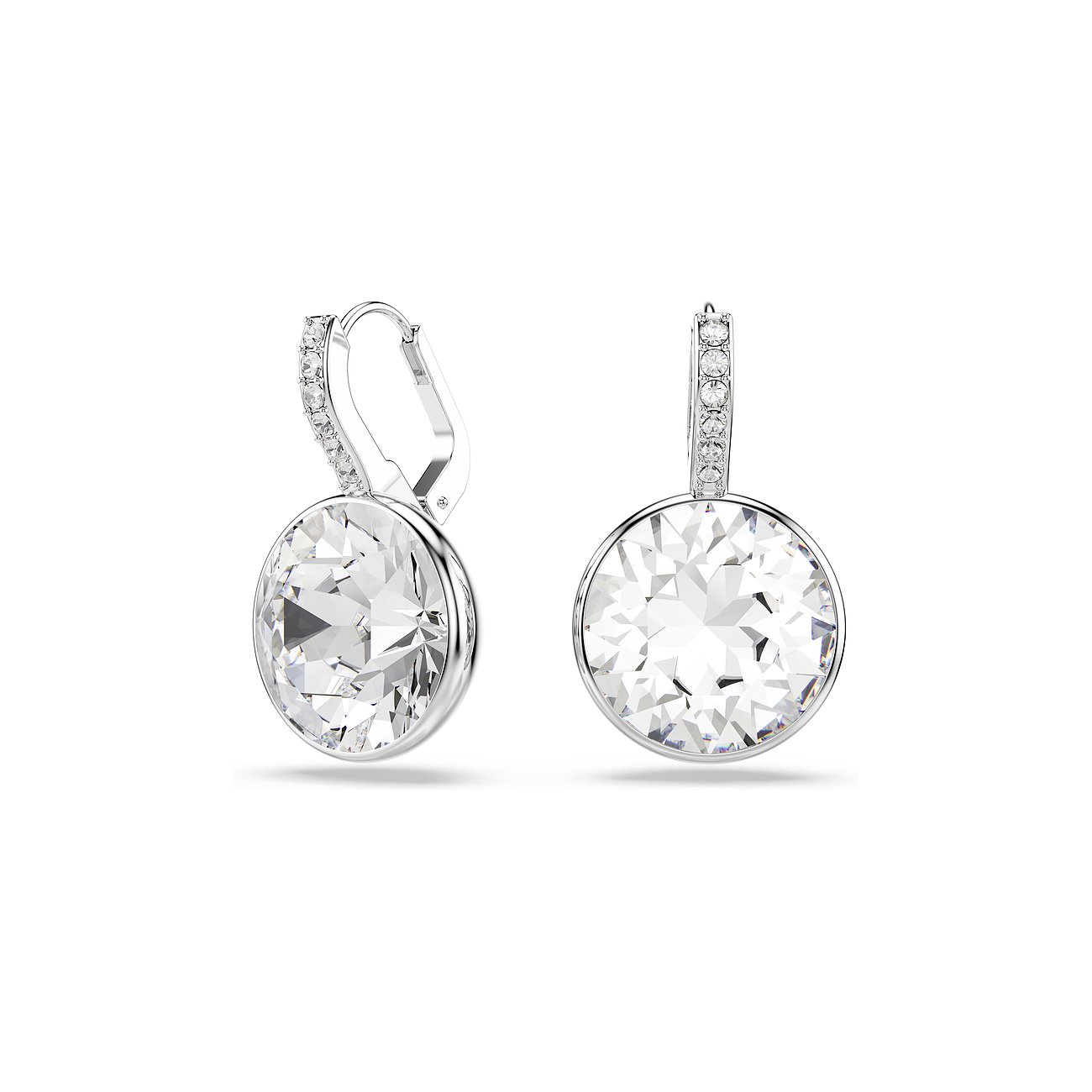 Swarovski metalen oorbellen met grote, ronde Swarovski kristallen en kleine steentjes langs de oorhaken.