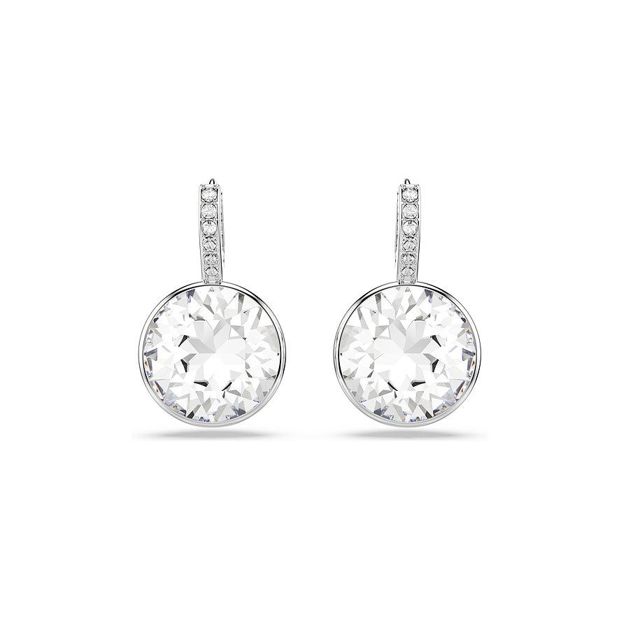 Een paar metalen Swarovski oorknopjes met ronde, gefacetteerde Swarovski kristallen en kleine steentjes aan de haak.