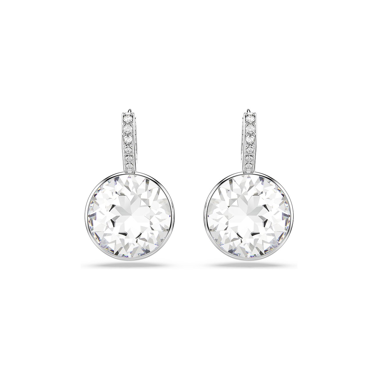 Een paar metalen Swarovski oorknopjes met ronde, gefacetteerde Swarovski kristallen en kleine steentjes aan de haak.