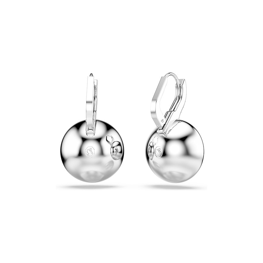 Twee glimmende, zilverkleurige Swarovski metalen baloorbellen met beugelsluiting, tegen een witte achtergrond.