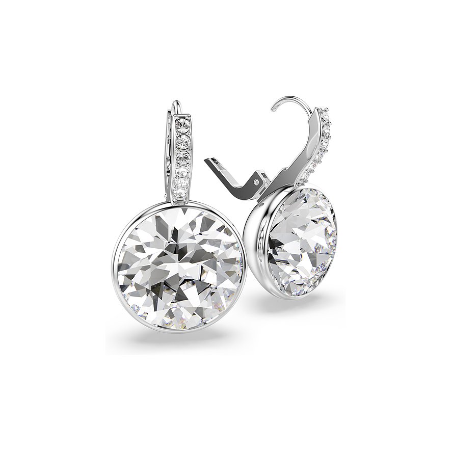Twee ronde metalen Swarovski oorstekers met grote gefacetteerde Swarovski kristallen op een witte achtergrond.