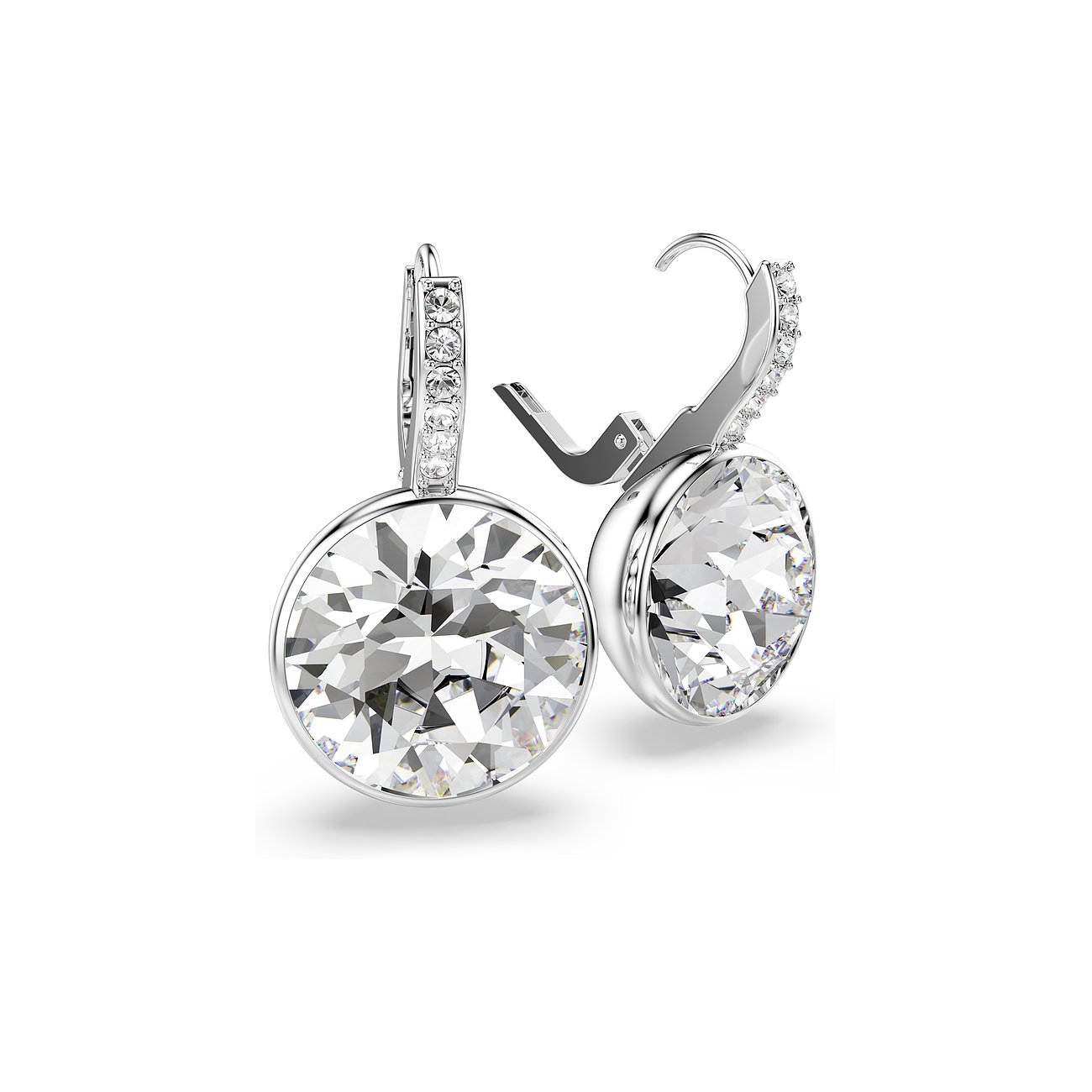 Twee ronde metalen Swarovski oorstekers met grote gefacetteerde Swarovski kristallen op een witte achtergrond.