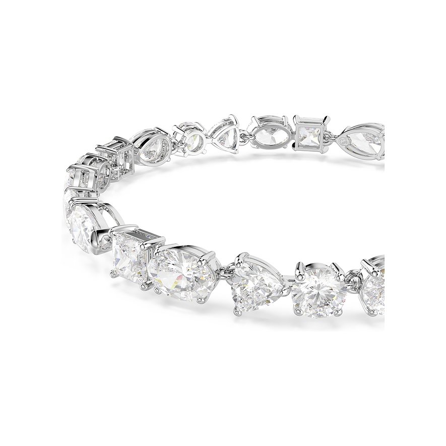Close-up van een metalen Swarovski armband met sprankelende Swarovski kristallen in diverse vormen.