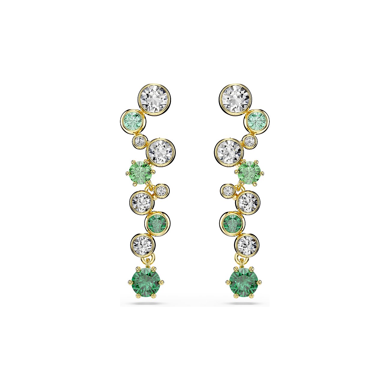 Een paar goudkleurige Swarovski oorstekers van metaal met ronde, heldere en groene kristallen.