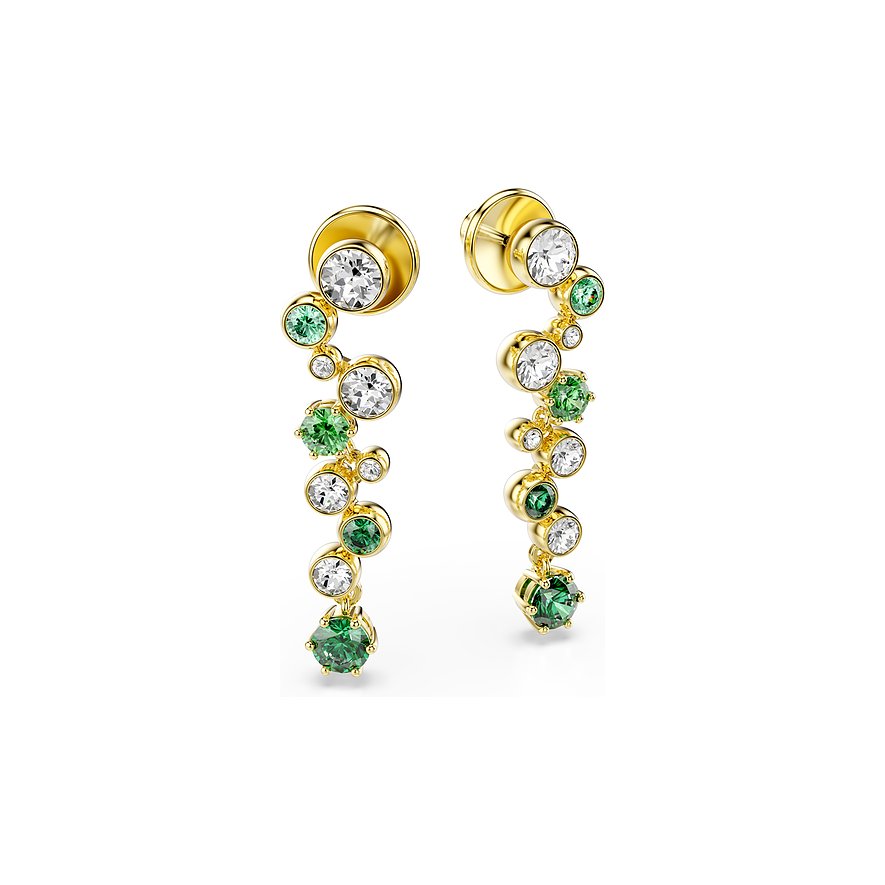 Twee goudkleurige Swarovski oorbellen met meerdere ronde, heldere en groene Swarovski kristallen.