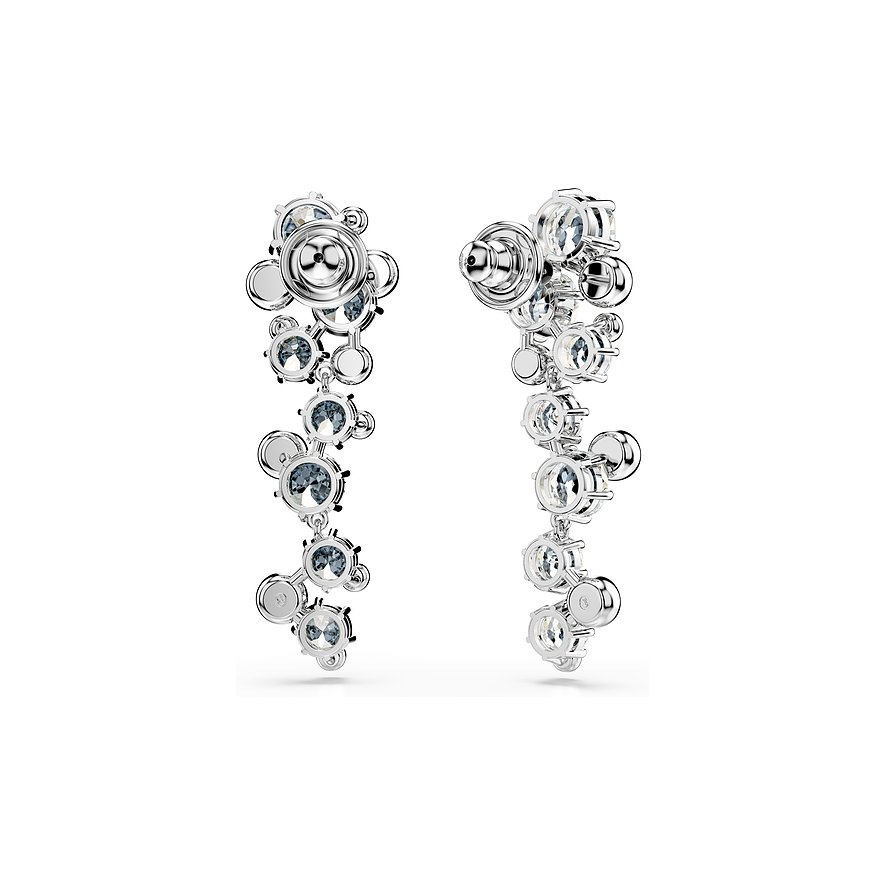 Twee zilverkleurige Swarovski oorstekers van metaal met ronde, hemelsblauwe Swarovski-kristallen van diverse formaten.