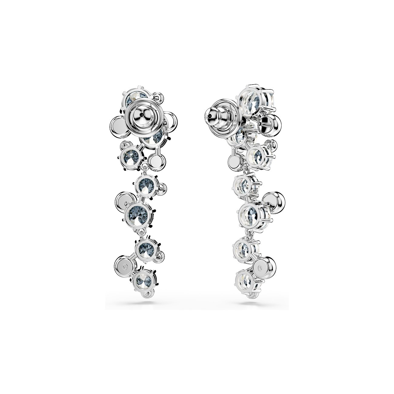 Twee zilverkleurige Swarovski oorstekers van metaal met ronde, hemelsblauwe Swarovski-kristallen van diverse formaten.