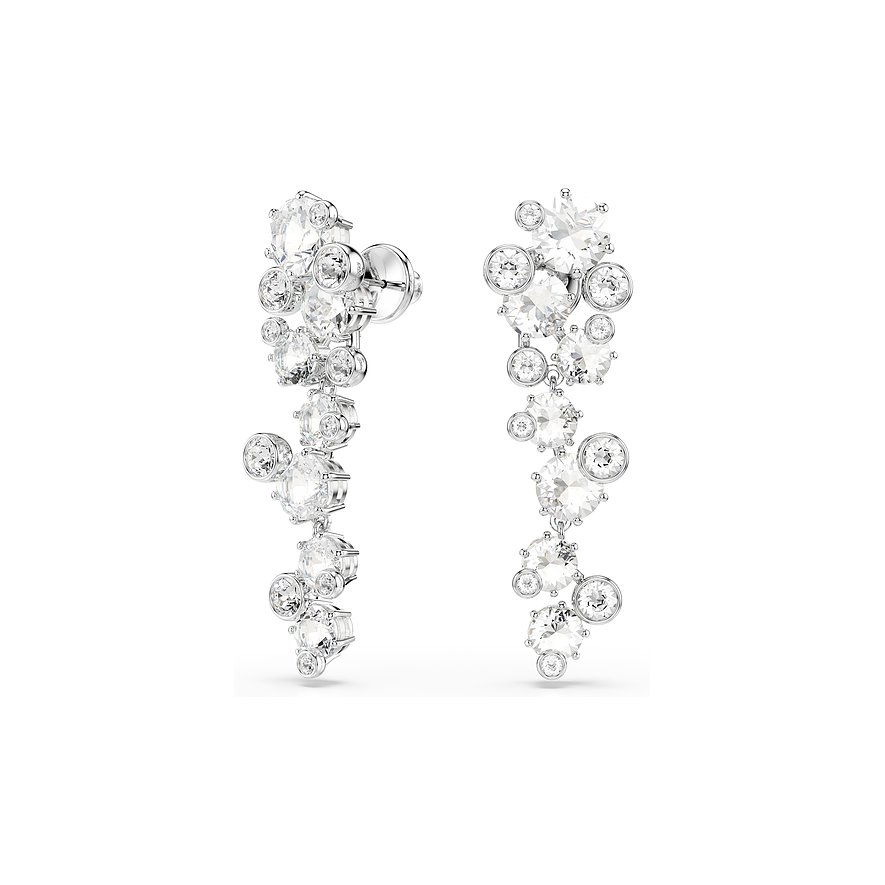 Twee Swarovski metalen oorhangers met talloze heldere Swarovski kristallen die glinsterend neerdalen.