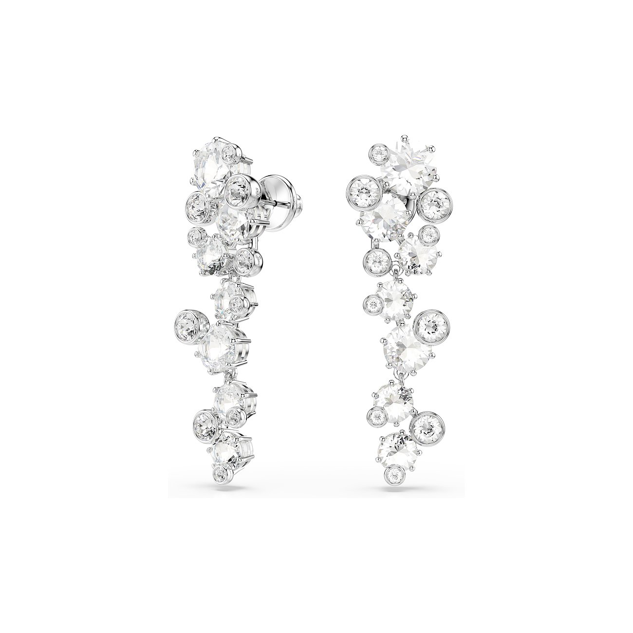 Twee Swarovski metalen oorhangers met talloze heldere Swarovski kristallen die glinsterend neerdalen.