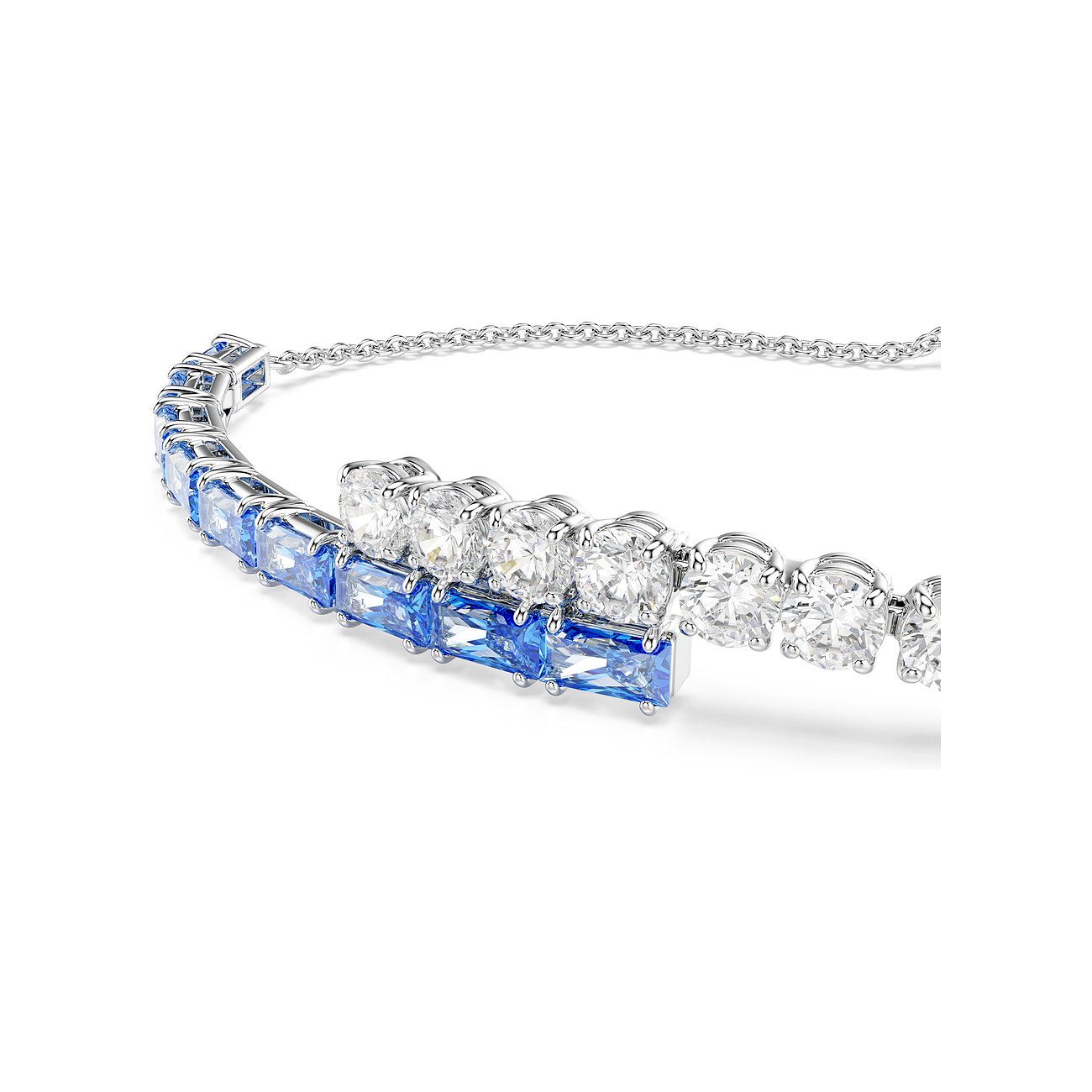 Close-up van een metalen Swarovski armband, versierd met ronde en rechthoekige blauwe Swarovski-kristallen.