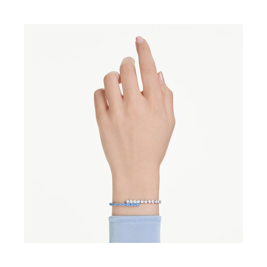 Tweekleurige metalen Swarovski-armband, om de pols gedragen, met blauwe en witte Swarovski-kristallen.