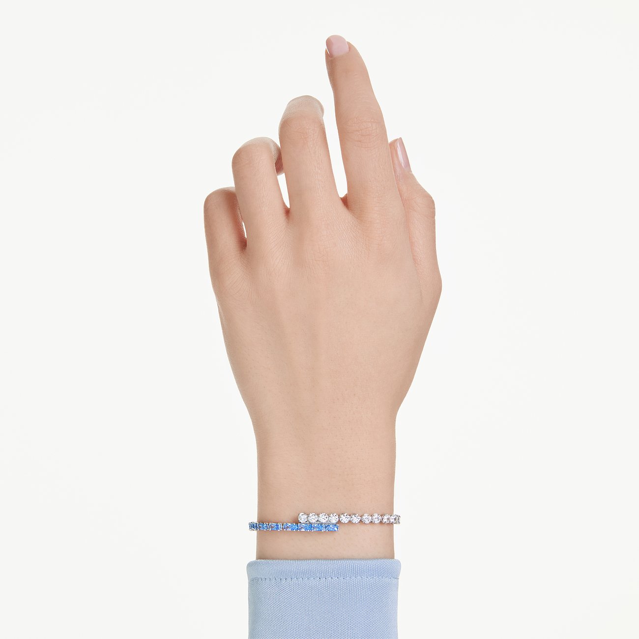 Tweekleurige metalen Swarovski-armband, om de pols gedragen, met blauwe en witte Swarovski-kristallen.