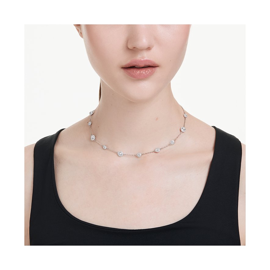 Close-up einer Frau, die eine Swarovski Metallkette mit funkelnden Swarovski-Kristallen um den Hals trägt.