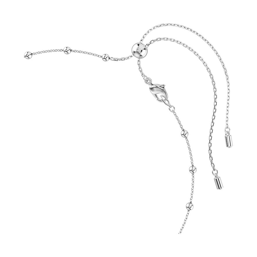 Close-up des Verschlusses einer silberfarbenen Swarovski Metallkette mit kleinen Perlen und Verlängerung.