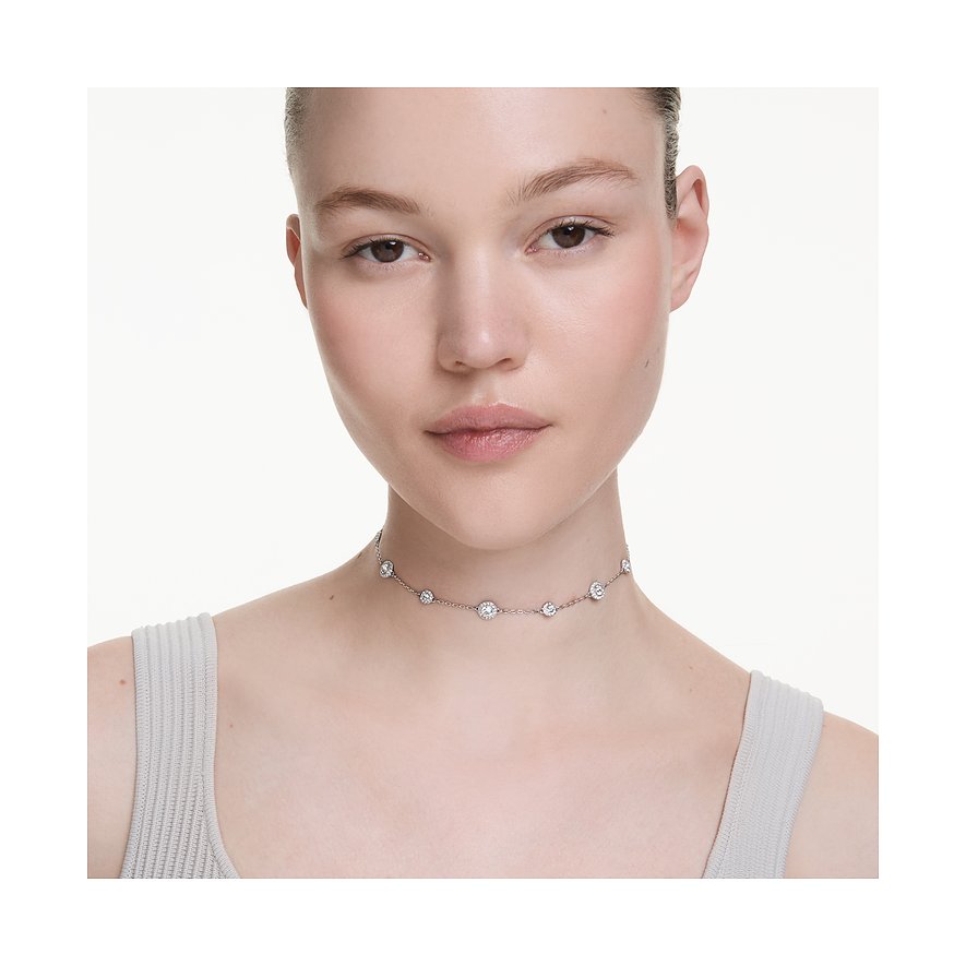 Model trägt ein Swarovski Halsband aus Metall mit funkelnden Swarovski Kristallen als Farbstein. Nahaufnahme.