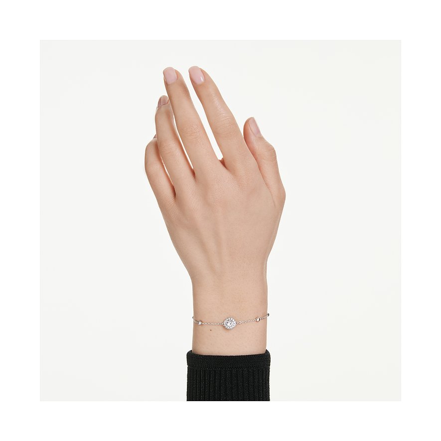 Eine Hand, die einen Swarovski Armschmuck aus Metall mit zentralem, runden, klaren Swarovski Kristall trägt.
