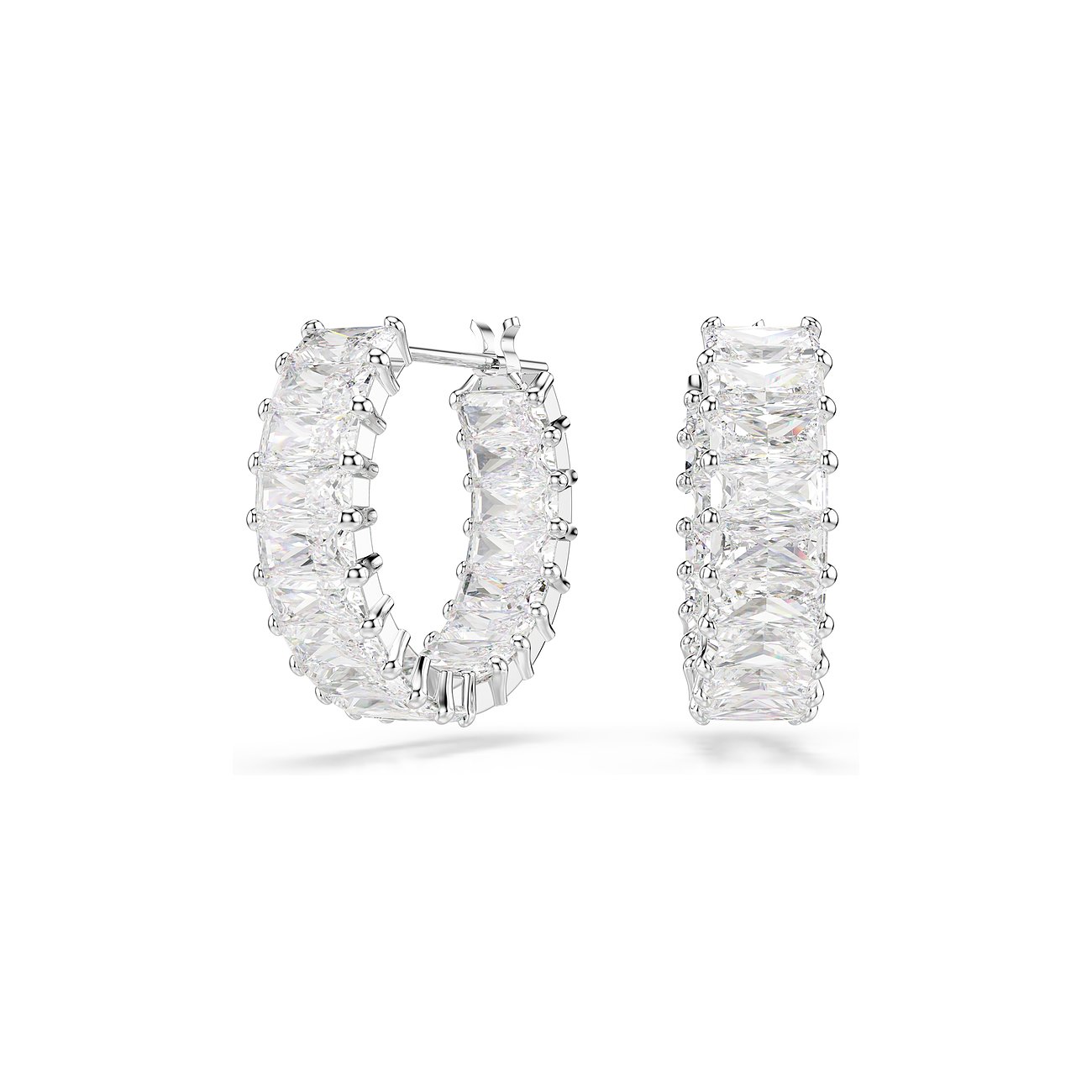 Een paar frontaal weergegeven Swarovski metalen oorringen met fonkelende rechthoekige Swarovski kristallen.