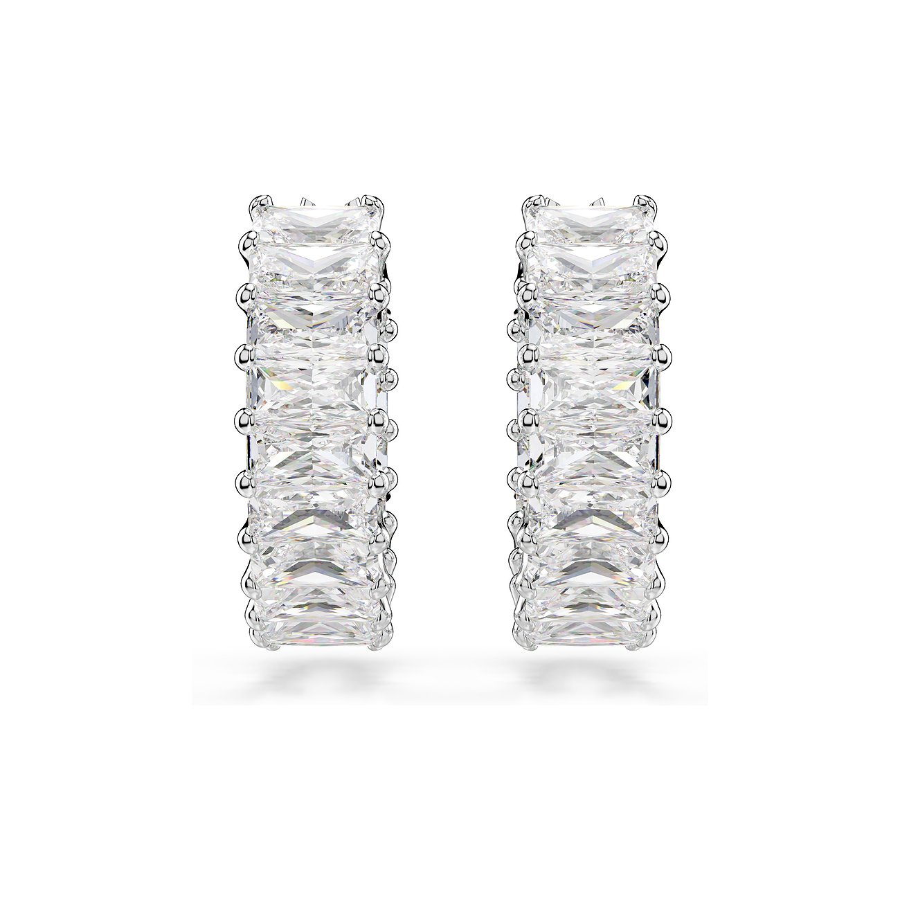 Swarovski metalen oorbellen met een rij grote, sprankelende, rechthoekige Swarovski-kristallen in een klauwzetting.