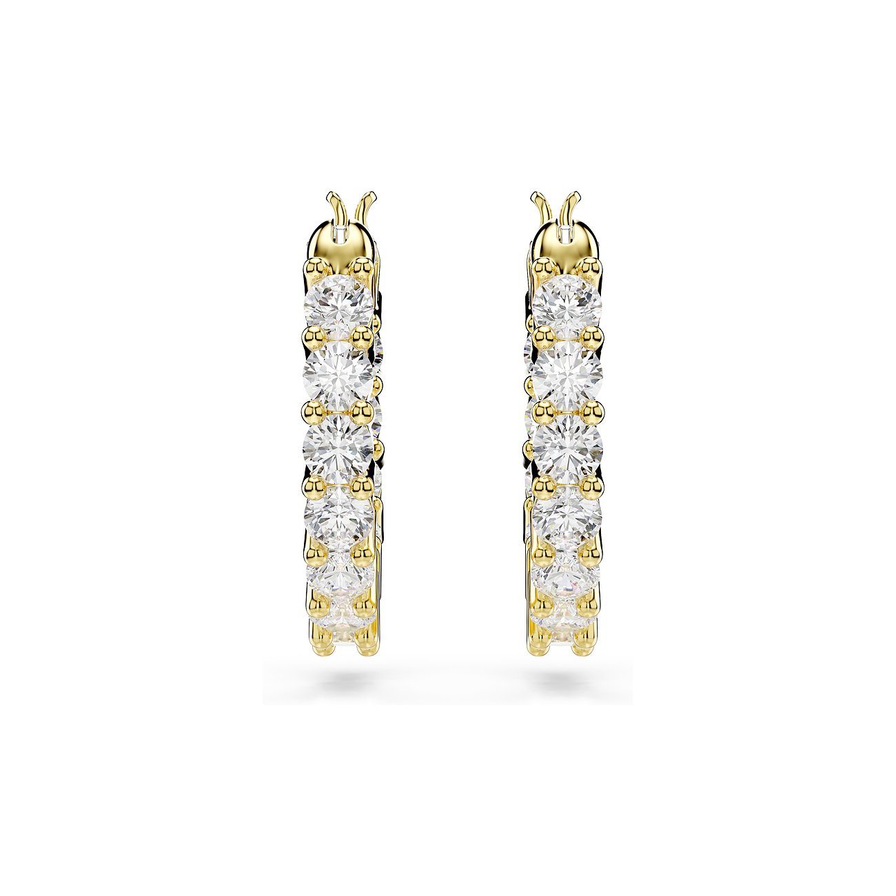 Een paar goudkleurige Swarovski metalen creolen met talrijke ronde, heldere Swarovski kristallen.
