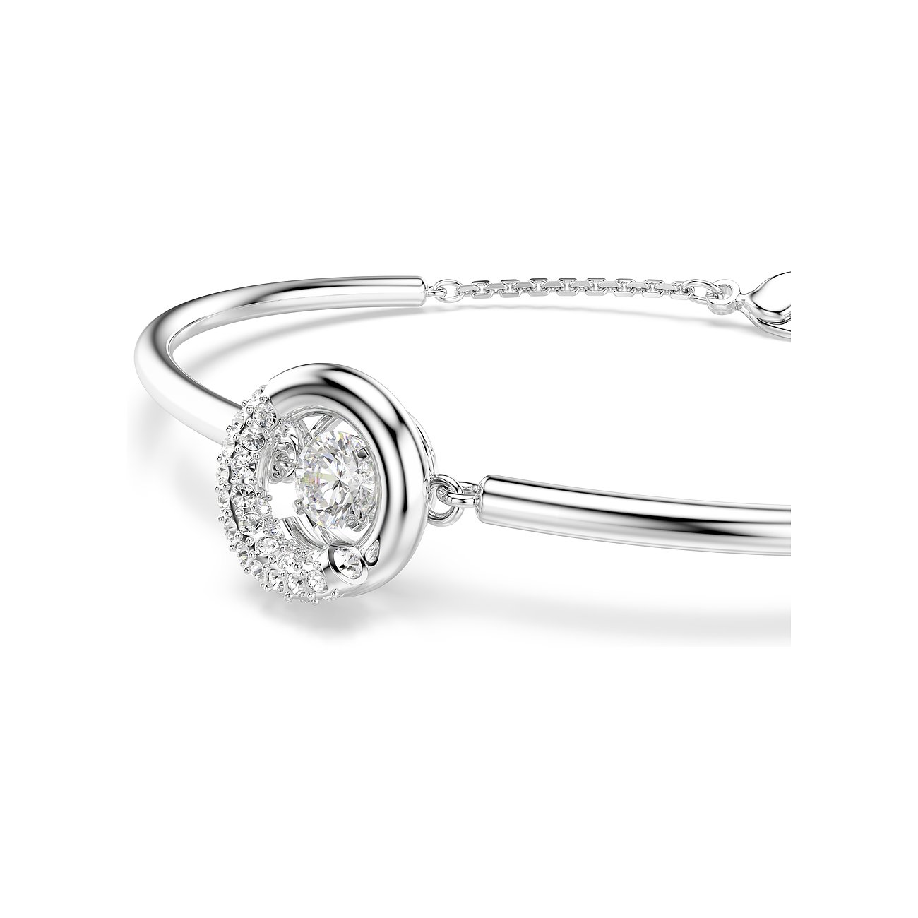 Nahaufnahme eines silberfarbenen Swarovski Armreifs aus Metall mit funkelnden Swarovski Kristallen in runder Fassung.