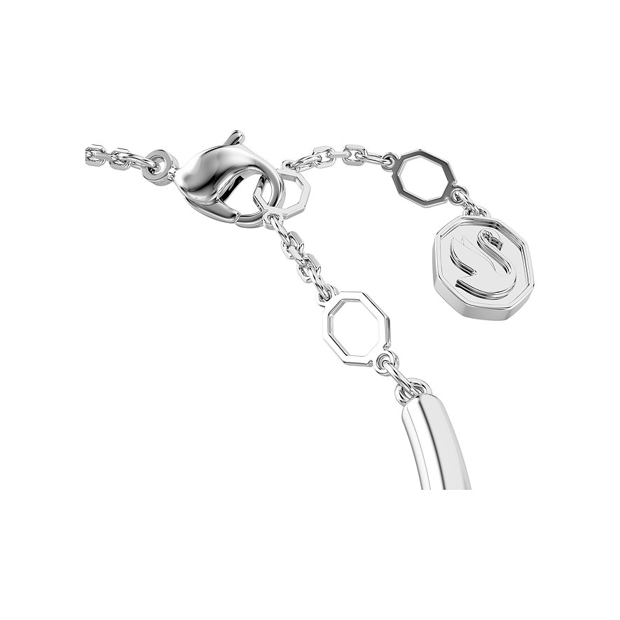 Nahaufnahme des Verschlusses eines Swarovski Armschmucks aus Metall mit Achteck-Details und einem Logo-Anhänger.