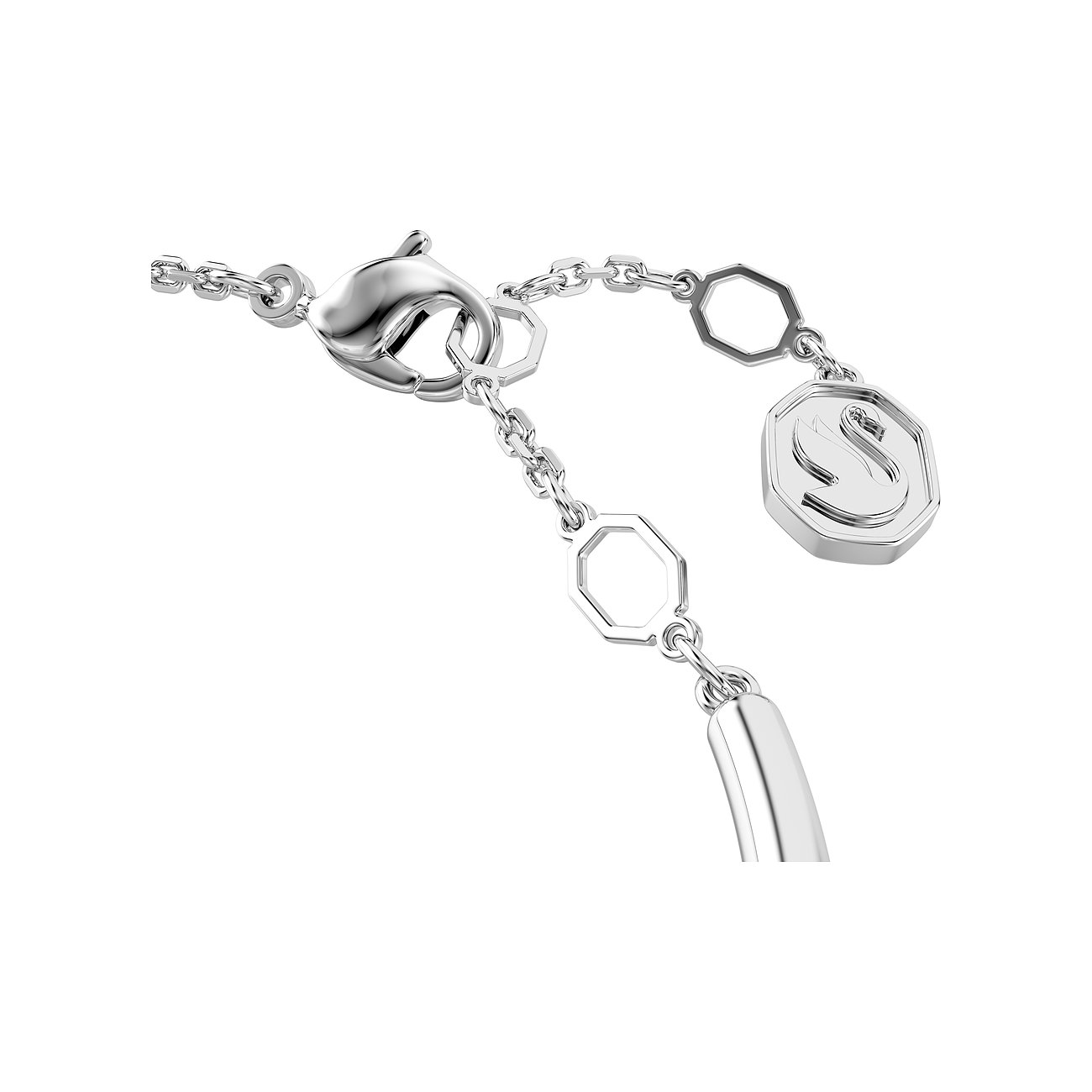 Nahaufnahme des Verschlusses eines Swarovski Armschmucks aus Metall mit Achteck-Details und einem Logo-Anhänger.