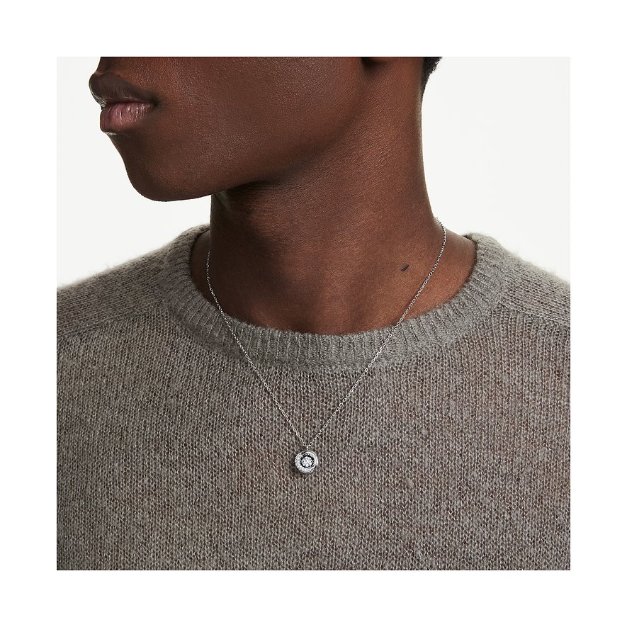 Een paspop draagt een korte metalen Swarovski-halsketting met een ronde, decoratieve hanger.