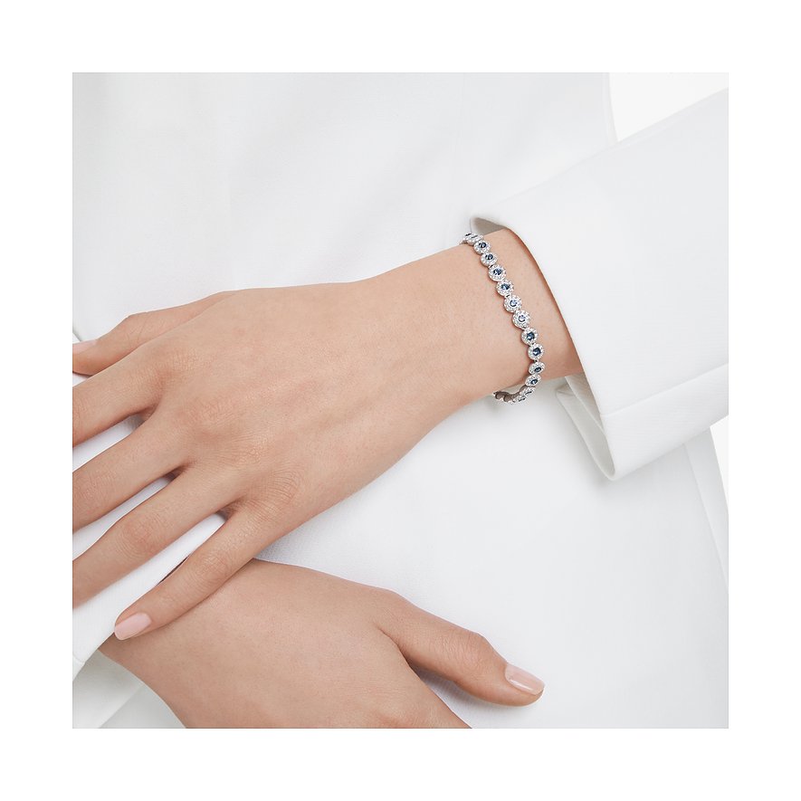 Metalen Swarovski armband, aan de pols gedragen, met blauwe en witte Swarovski kristallen. De armband glinstert.