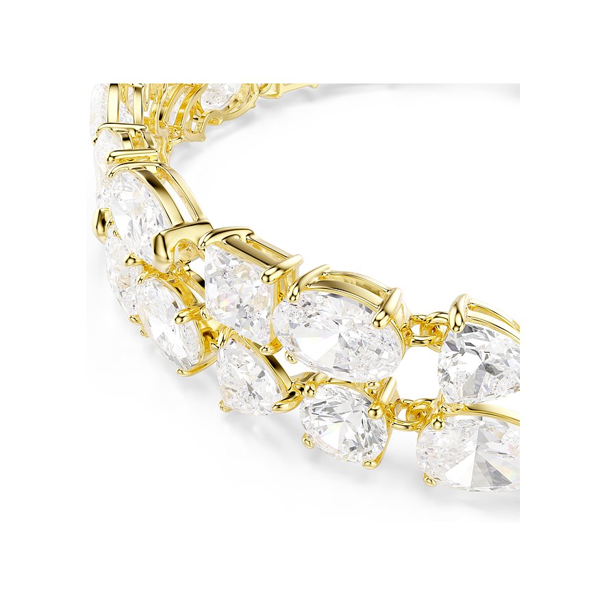 Close-up van een goudkleurige metalen Swarovski-armband, bezet met diverse vormen Swarovski-kristallen.