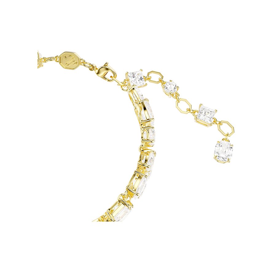 Close-up van een goudkleurige Swarovski metalen armband met vele rechthoekige en ovale Swarovski kristallen.