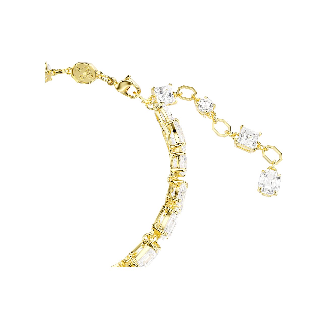Close-up van een goudkleurige Swarovski metalen armband met vele rechthoekige en ovale Swarovski kristallen.