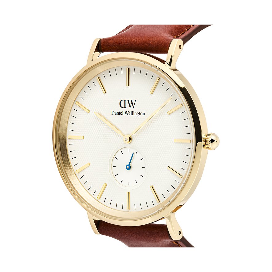 Nahaufnahme einer Daniel Wellington Herrenuhr aus goldfarbenem Edelstahl mit weißem Zifferblatt und braunem Lederarmband.