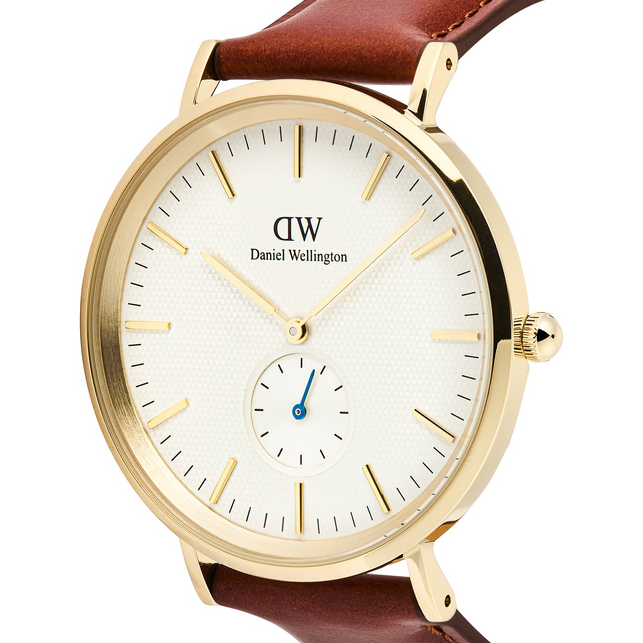 Nahaufnahme einer Daniel Wellington Herrenuhr aus goldfarbenem Edelstahl mit weißem Zifferblatt und braunem Lederarmband.