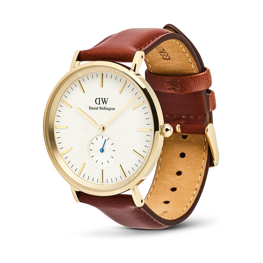 Eine klassische Daniel Wellington Herrenuhr aus goldfarbenem Edelstahl mit weißem Zifferblatt und braunem Lederarmband.