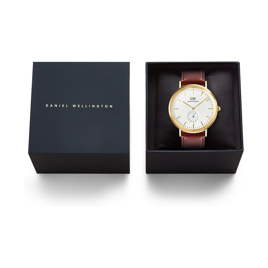 Eine Daniel Wellington Herrenuhr aus Edelstahl mit braunem Lederarmband in der geöffneten schwarzen Markenbox.