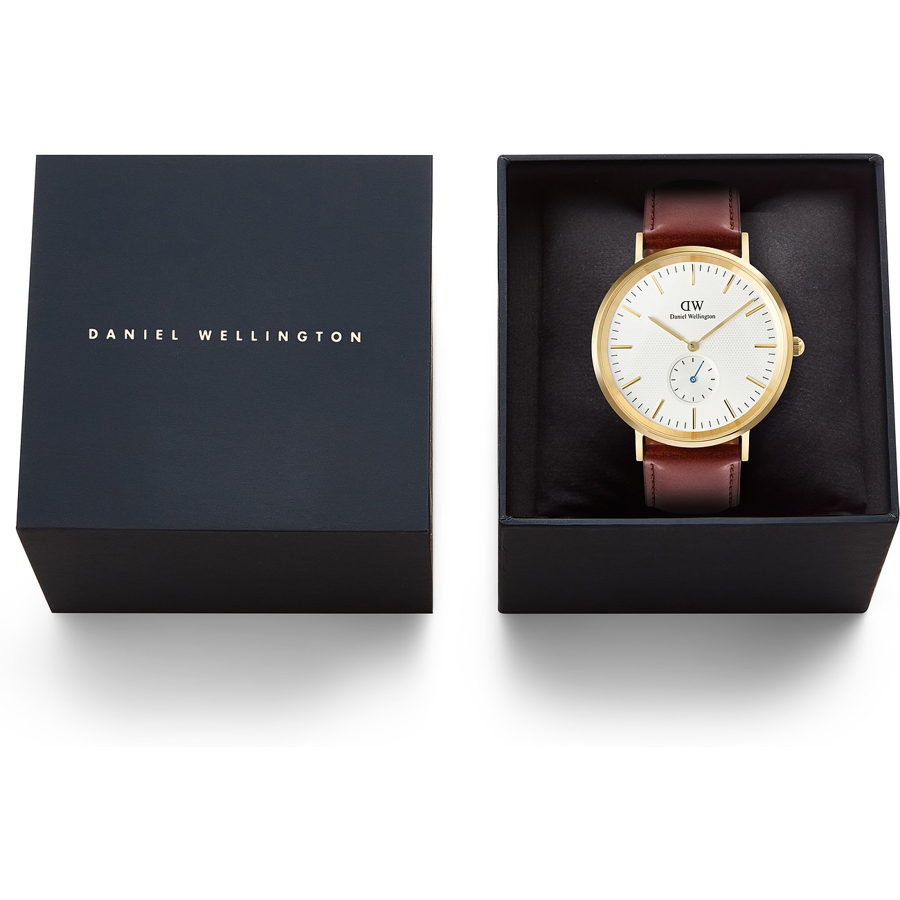 Eine Daniel Wellington Herrenuhr aus Edelstahl mit braunem Lederarmband in der geöffneten schwarzen Markenbox.
