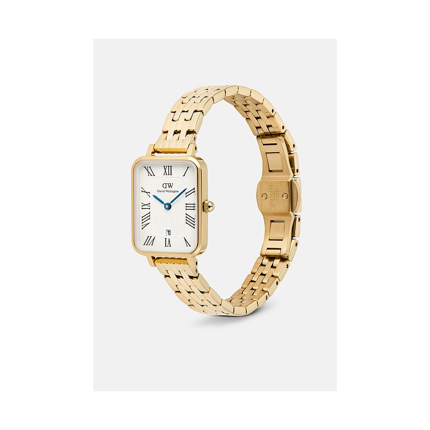 Eine rechteckige Daniel Wellington Damenuhr aus goldfarbenem Edelstahl. Das goldfarbene Gliederarmband ist halb geschlossen.