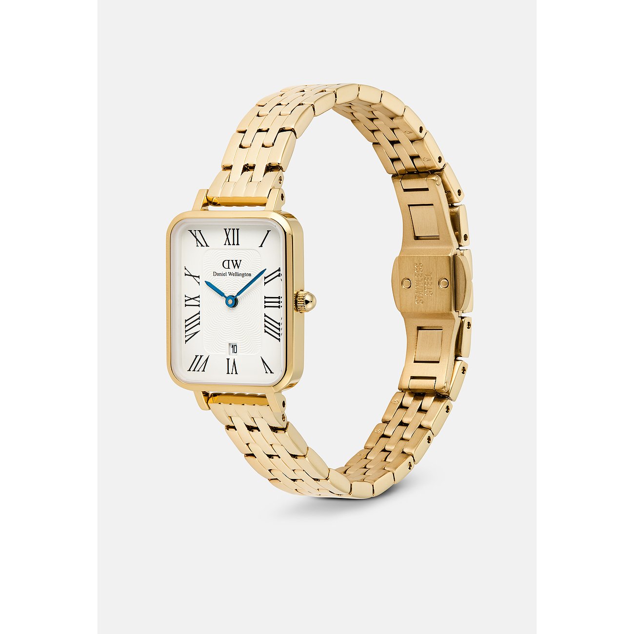 Eine rechteckige Daniel Wellington Damenuhr aus goldfarbenem Edelstahl. Das goldfarbene Gliederarmband ist halb geschlossen.