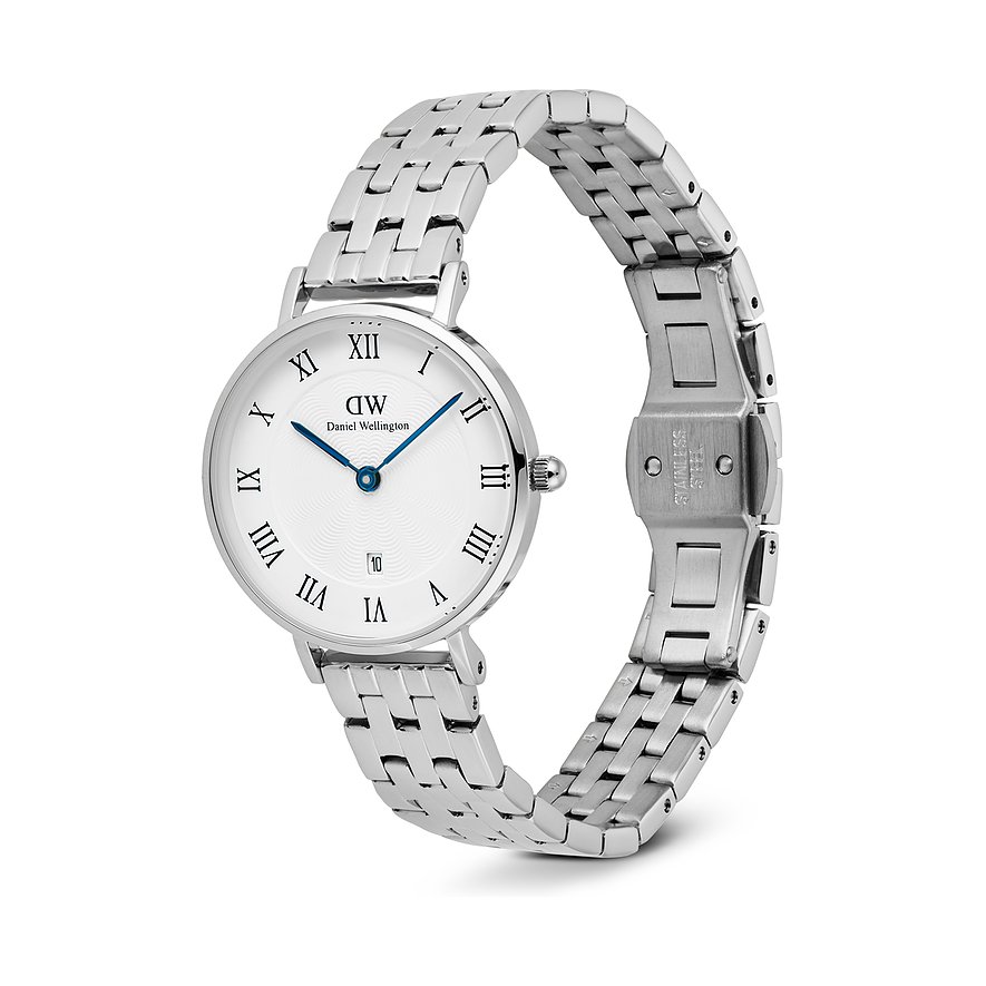 Eine Daniel Wellington Damenuhr aus poliertem Edelstahl mit rundem weißen Zifferblatt und römischen Ziffern.