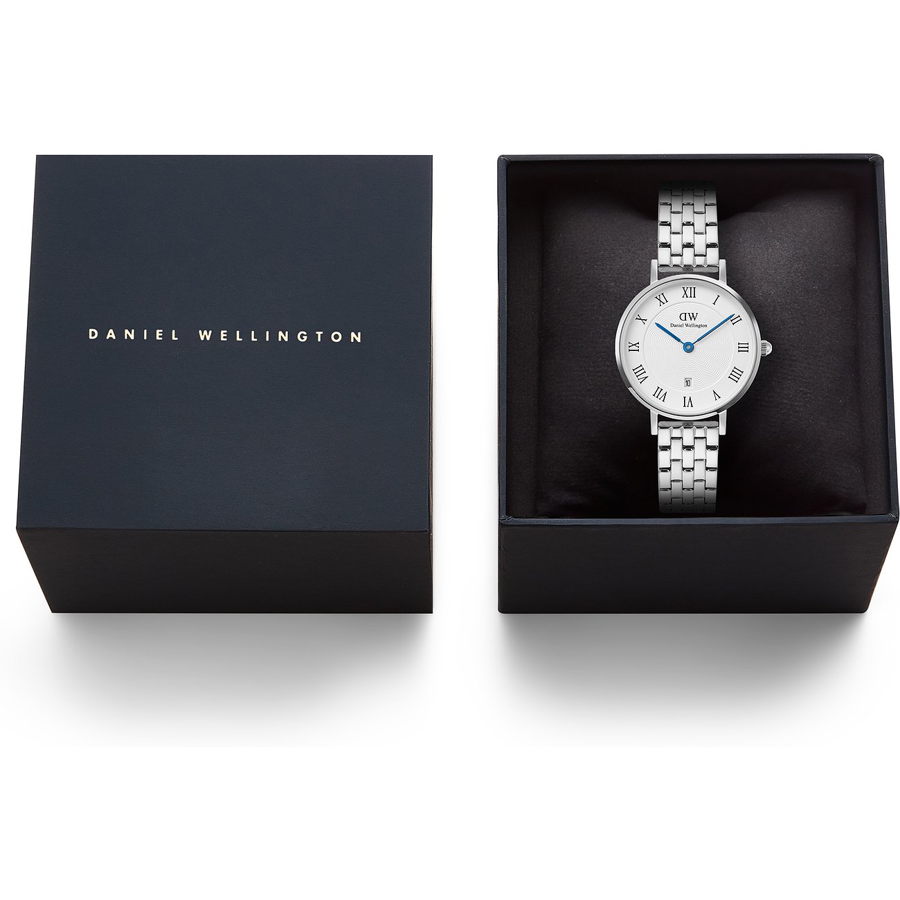 Eine Daniel Wellington Damenuhr aus Edelstahl mit hellem Zifferblatt und römischen Ziffern liegt offen in einer Box.