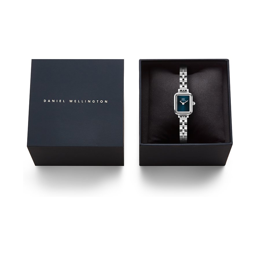 Die Daniel Wellington Damenuhr aus Edelstahl mit eckigem, blauem Zifferblatt liegt in einer offenen Geschenkbox.