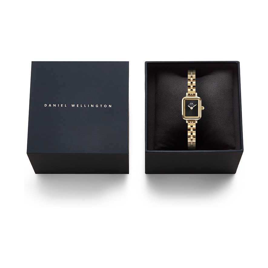 Daniel Wellington Damenuhr aus goldfarbenem Edelstahl mit schwarzem Zifferblatt in offener schwarzer Box.