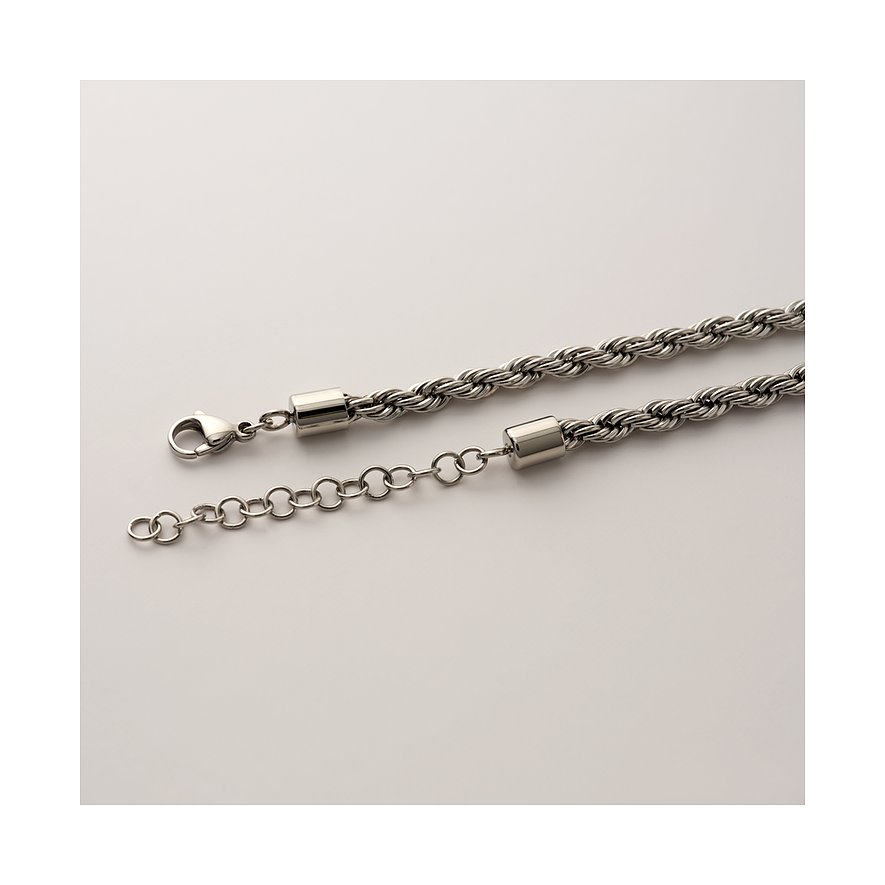 FAVS Halsschmuck: Eine nah aufgenommene, gedrehte Halskette aus Edelstahl in Silber mit einem Karabinerverschluss.