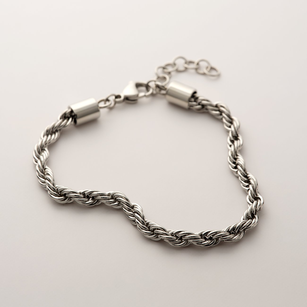 FAVS Edelstahl Armschmuck: Ein geflochtenes FAVS Armband aus glänzendem Edelstahl mit Karabinerverschluss.