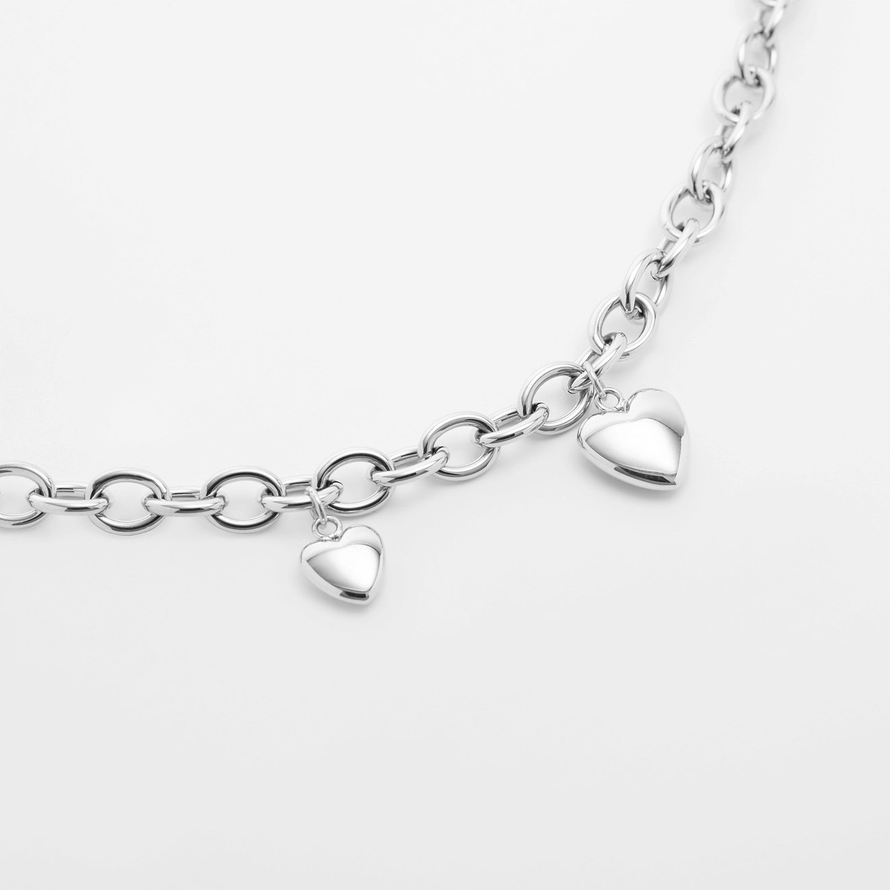 Guido Maria Kretschmer Halskette aus poliertem Edelstahl mit dicken Gliedern und zwei hängenden Herzanhängern.